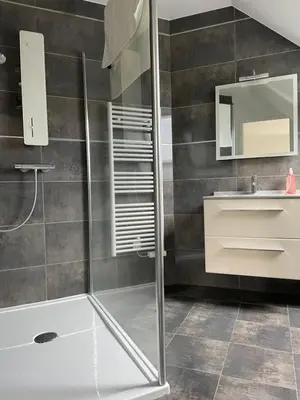 Salle de bains dans l'établissement Les Jardins d Isaac rue de la Musardière