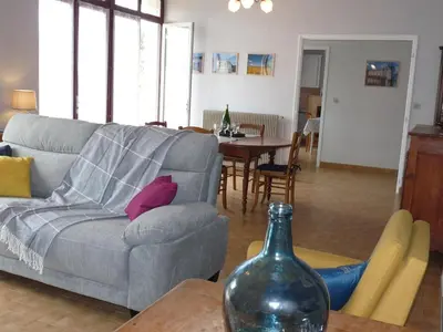 Coin salon dans l'établissement Maison avec jardin clos et terrasse couverte en Touraine, proche des châteaux et nature préservée. - FR-1-381-574