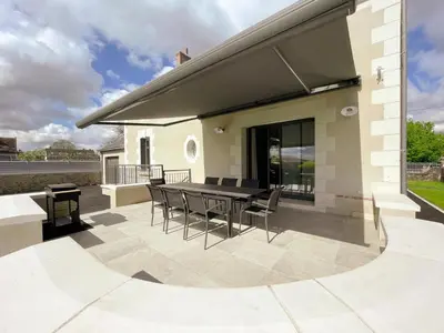 Balcon ou terrasse dans l'établissement Gîte rénové avec billard, baby-foot, jardin clos, recharge VE, proche châteaux de la Loire - FR-1-381-575