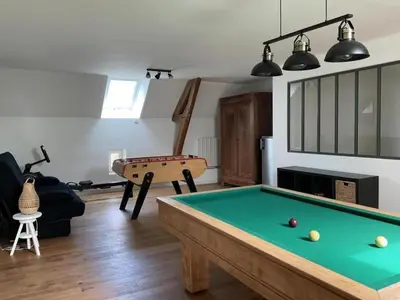 Billard dans l'établissement Gîte rénové avec billard, baby-foot, jardin clos, recharge VE, proche châteaux de la Loire - FR-1-381-575