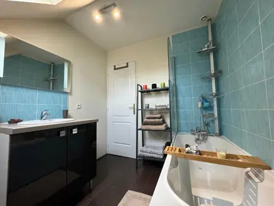 Cuisine ou kitchenette dans l'établissement Le Nid des Pilotes - Circuit Bugatti - Piscine - 4pers
