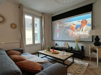 Télévision ou salle de divertissement dans l'établissement T3 cinéma - Centre historique, bord de Loire