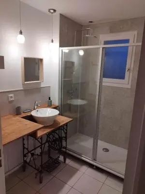 Salle de bains dans l'établissement La curieuse petite maison