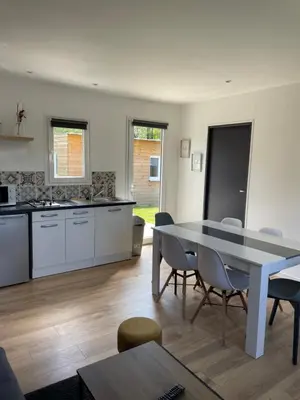 Cuisine ou kitchenette dans l'établissement Les Chalets du Mancel : Chalet Lulu - Bouleries Jump - 24h du Mans