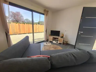 Coin salon dans l'établissement Les bambous - 2 logements 10min du zoo neuf-confort-famille-jeux pour enfants