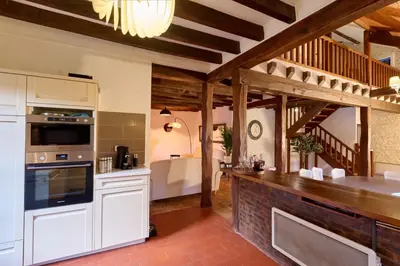 Cuisine ou kitchenette dans l'établissement Le Haut Bois - 14 personnes à 5 min du Zoo et centre ville - 1 appartement en dépendance