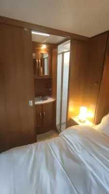 Un ou plusieurs lits dans un hébergement de l'établissement Chambre chez l'habitant et Chambre insolite caravane Luxe-Cheverny -Chambord -Zoo Beauval-Chenonceau