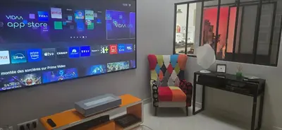 Télévision ou salle de divertissement dans l'établissement Loft Wagram - 24h - 10min circuit en tram