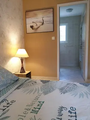 Un ou plusieurs lits dans un hébergement de l'établissement Maison au calme avec piscine l'été