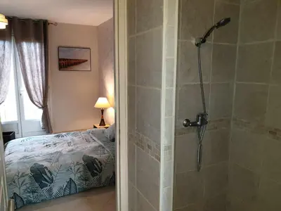 Salle de bains dans l'établissement Maison au calme avec piscine l'été