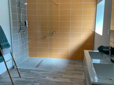 Salle de bains dans l'établissement Gîte luxueux avec piscine, spa, jardin et équipements de loisirs à Sargé-lès-le-Mans - FR-1-410-437