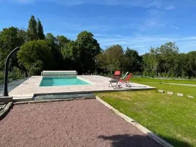Piscine de l'établissement Gîte luxueux avec piscine, spa, jardin et équipements de loisirs à Sargé-lès-le-Mans - FR-1-410-437 ou située à proximité