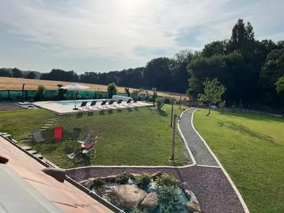 Jardin de l'établissement Gîte luxueux avec piscine, spa, jardin et équipements de loisirs à Sargé-lès-le-Mans - FR-1-410-437