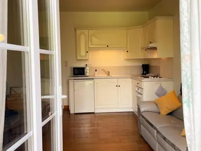 Cuisine ou kitchenette dans l'établissement Gîte cosy avec terrasse privative, parking et WiFi - FR-1-491-443