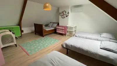 Un ou plusieurs lits dans un hébergement de l'établissement Au Gré des Souvenirs, gite 4 à 10 pers, clim, jacuzzi, loisirs