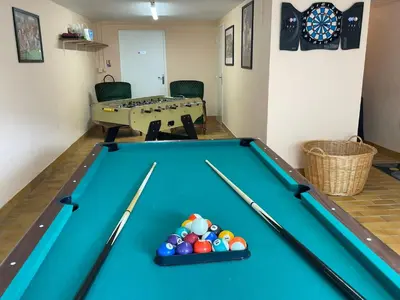 Billard dans l'établissement Au Gré des Souvenirs, gite 4 à 10 pers, clim, jacuzzi, loisirs