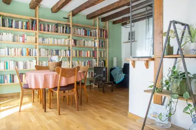 Bibliothèque dans la maison de vacances