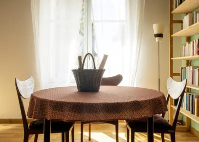 Bibliothèque dans la maison de vacances