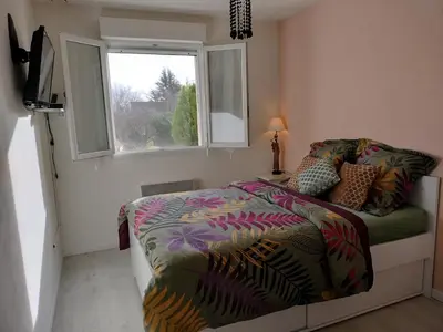 Un ou plusieurs lits dans un hébergement de l'établissement un studio avec une entrée indépendante