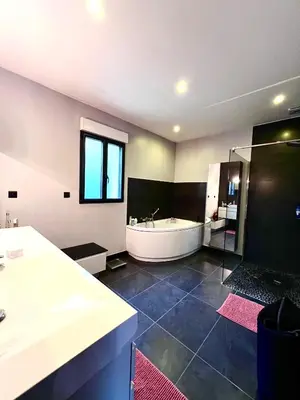 Salle de bains dans l'établissement Maison à 5 minutes des 24H du Mans