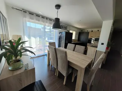 Plan de l'établissement Chambres conforts climatisées **24 heures du Mans**