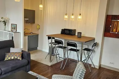 Cuisine ou kitchenette dans l'établissement Un séjour à Tours centre place des Halles