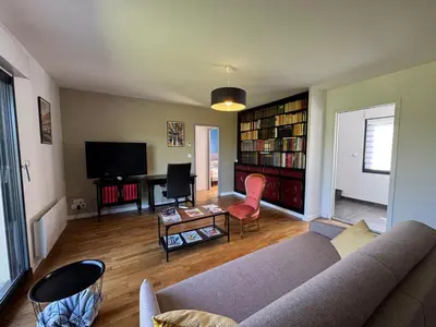 Télévision ou salle de divertissement dans l'établissement Gîte des Tamaris Maison Chaleureuse proche Circuit