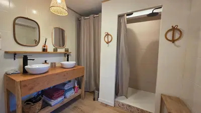 Salle de bains dans l'établissement Gîte du bois Richer 4 étoiles 15 personnes avec piscine