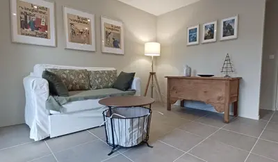 Coin salon dans l'établissement Studio au pied du château.