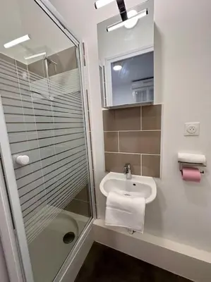 Salle de bains dans l'établissement Lakanal 1 - Studio Prébendes Tours
