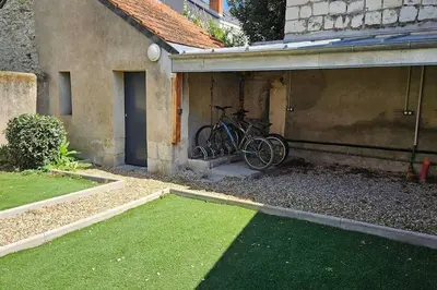 Vélo sur le terrain de l'établissement Lakanal 2 - Studio Prébendes Tours ou dans les environs