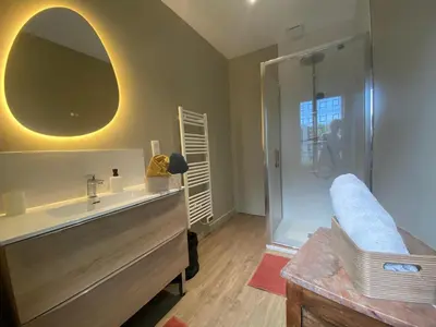 Salle de bains dans l'établissement Maison Bollée 6 Pers moderne avec Jardin