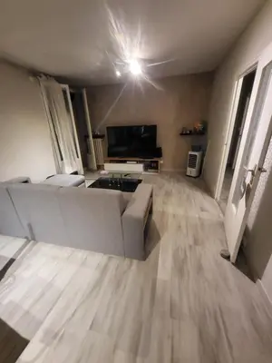 Télévision ou salle de divertissement dans l'établissement chambre confort dans un logement partagé à 10 minute du circuit 24h