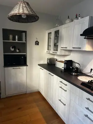 Cuisine ou kitchenette dans l'établissement Charmante maison