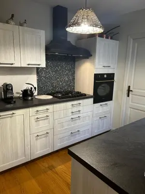 Cuisine ou kitchenette dans l'établissement Charmante maison