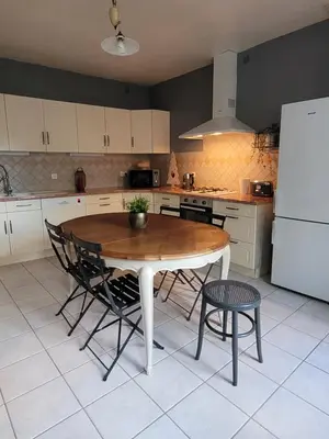 Cuisine ou kitchenette dans l'établissement La maison aux iris