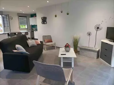 Télévision ou salle de divertissement dans l'établissement L'Orée des Vignes