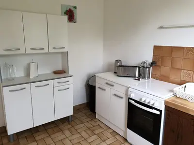 Cuisine ou kitchenette dans l'établissement Maison charmante à Seigy, vue sur jardin, accepte animaux.