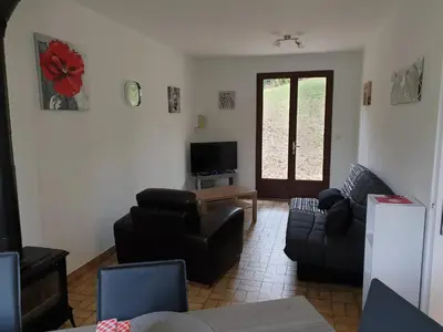 Télévision ou salle de divertissement dans l'établissement Maison charmante à Seigy, vue sur jardin, accepte animaux.