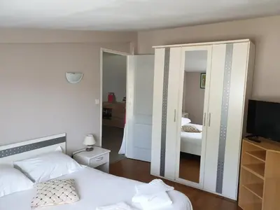 Un ou plusieurs lits dans un hébergement de l'établissement Maison confortable avec jacuzzi à Mareuil-sur-Cher