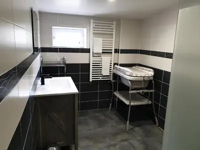Salle de bains dans l'établissement Maison confortable à Mareuil-sur-Cher avec équipements modernes