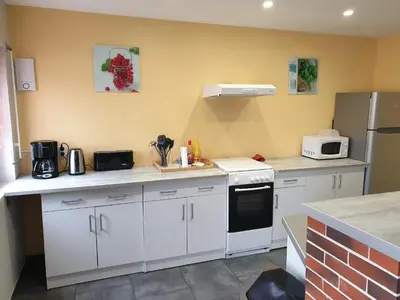 Cuisine ou kitchenette dans l'établissement Maison confortable à Mareuil-sur-Cher avec équipements modernes