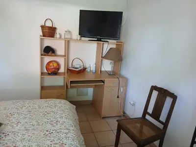Télévision ou salle de divertissement dans l'établissement une Chambre meublé chez habitant