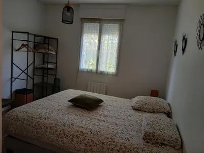 Un ou plusieurs lits dans un hébergement de l'établissement une Chambre meublé chez habitant