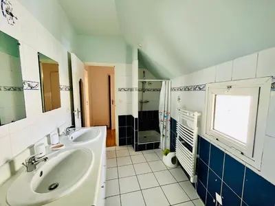 Salle de bains dans l'établissement Centre-bourg, calme, familial, l'appart du Clocher