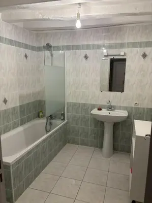 Salle de bains dans l'établissement Appartement Situé au cœur de Brissac-Quincé