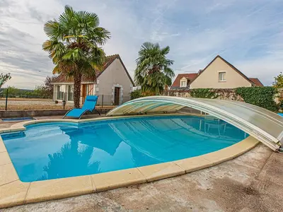 Piscine de l'établissement Gîte 4 chambres avec piscine couverte et jardin proche des châteaux de la Loire - FR-1-491-370 ou située à proximité