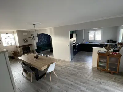 Plan de l'établissement Gîte élégant avec grand jardin privé, idéalement situé près des châteaux et activités, tout inclus - FR-1-491-358
