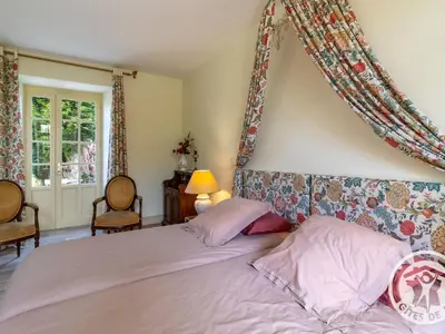 Un ou plusieurs lits dans un hébergement de l'établissement Séjour de charme avec piscine à Saint-Georges-sur-Layon, proche de Saumur et des châteaux de la Loire - FR-1-622-81