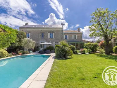 Piscine de l'établissement Séjour de charme avec piscine à Saint-Georges-sur-Layon, proche de Saumur et des châteaux de la Loire - FR-1-622-81 ou située à proximité